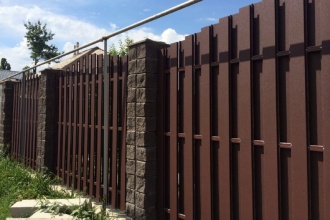 Забор из евроштакетника с кирпичными столбами 25 метров фото в Городце