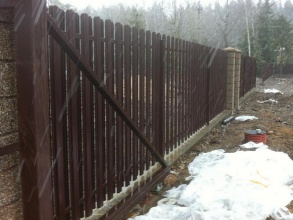 Забор из евроштакетника в шахматном порядке 122 метра фото в Городце