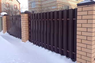 Забор из евроштакетника в шахматном порядке 30 метров фото в Городце