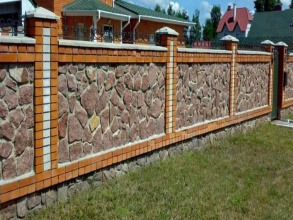 Кирпичный забор с камнем 12 метров фото в Городце