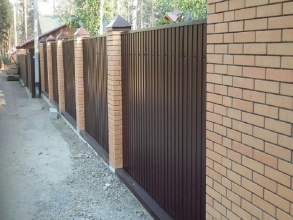 Забор из профнастила с кирпичными столбами 72 метра фото в Городце