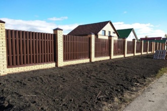 Забор из евроштакетника с кирпичными столбами 90 метров фото недорого под ключ