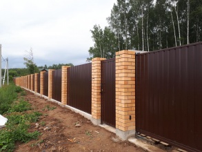 Кирпичный забор на ленточном фундаменте 12 метров фото в Городце