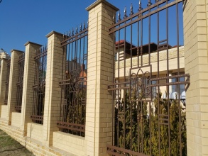 Кирпичный забор с ковкой  10 метров фото в Городце
