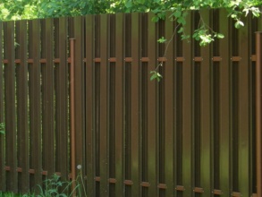 Забор из евроштакетника с бетонированием столбов 12 метров фото в Городце