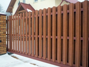 Забор из евроштакетника с кирпичными столбами 200 метров фото в Городце