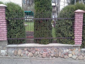 Сварные заборы с кирпичными столбами 80 метров фото в Городце