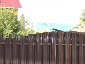 Забор из евроштакетника на ленточном фундаменте 10 метров фото в Городце