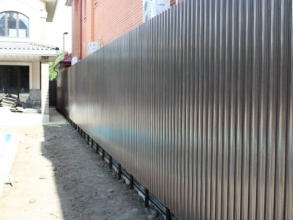 Забор из евроштакетника на ленточном фундаменте 57 метров фото в Городце