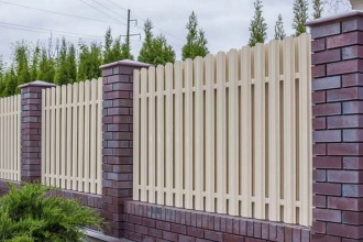 Забор из евроштакетника в шахматном порядке 20 соток фото под ключ