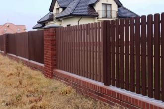 Забор из евроштакетника с кирпичными столбами 8 соток фото в Городце